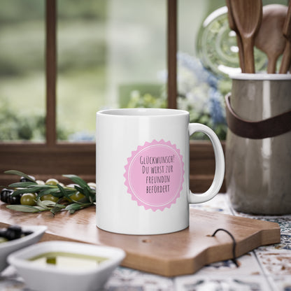 Weisse Tasse Beförderung zur Freundin