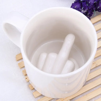 Tasse mit Mittelfinger am Tassenboden