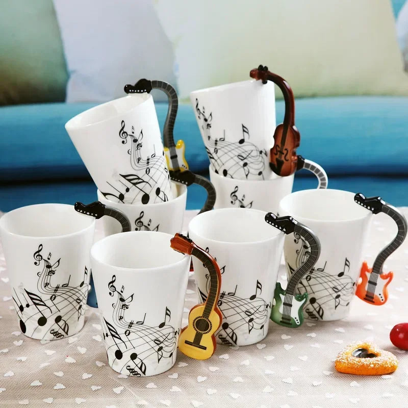 Noten Tasse mit blauem Gitarren Henkel