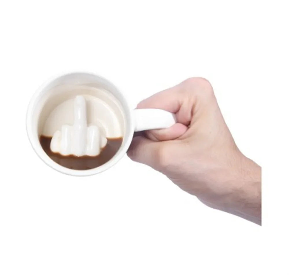 Tasse mit Mittelfinger am Tassenboden